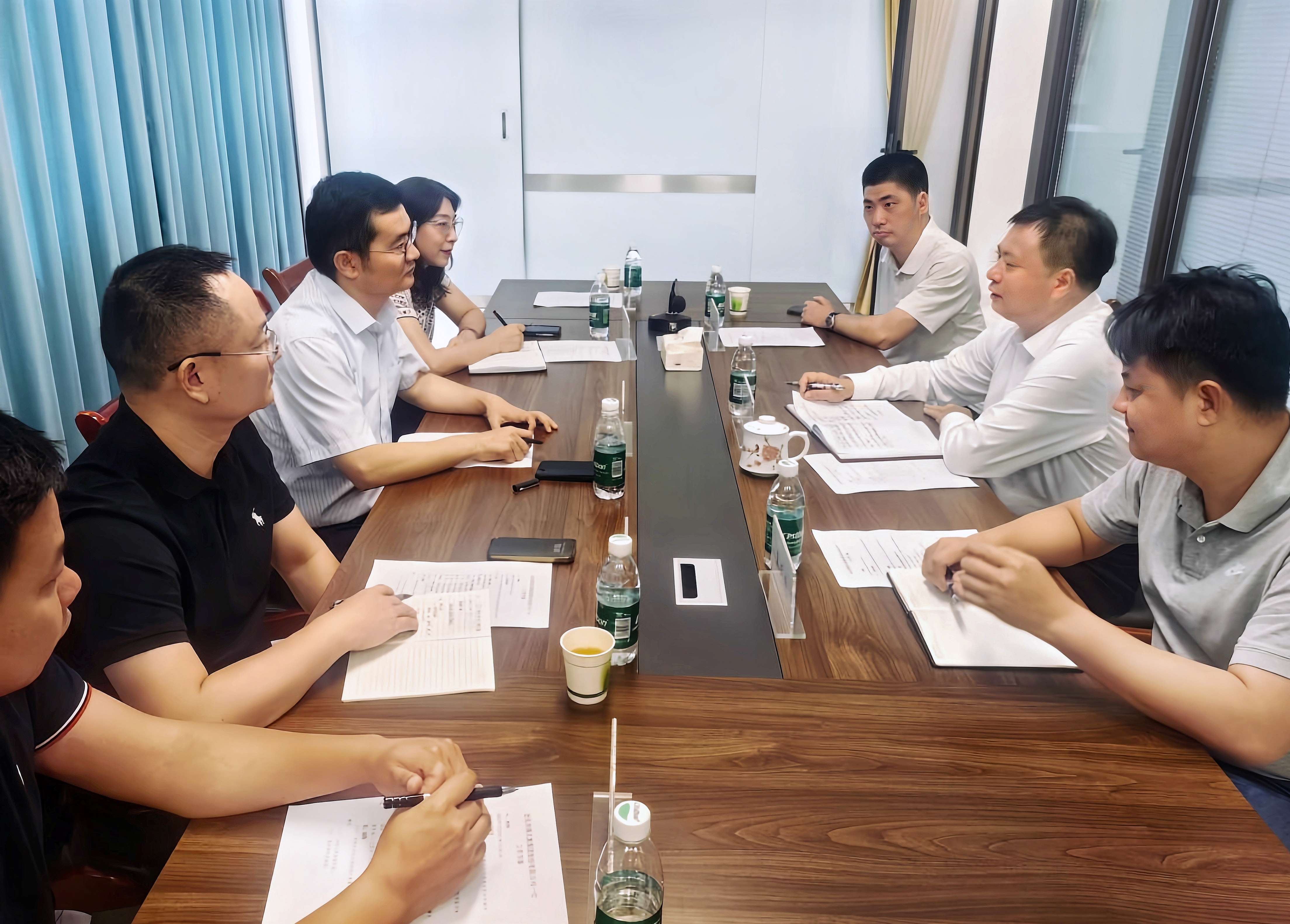 7月20日，朱延?xùn)|與三亞市副市長張長豐舉行會談.jpg